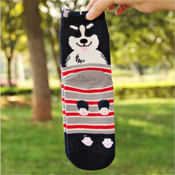 Chaussettes stylées pour femme mettant en vedette de petits chiens craquants